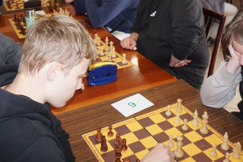 Młodzi gracze skupieni na partii szachów