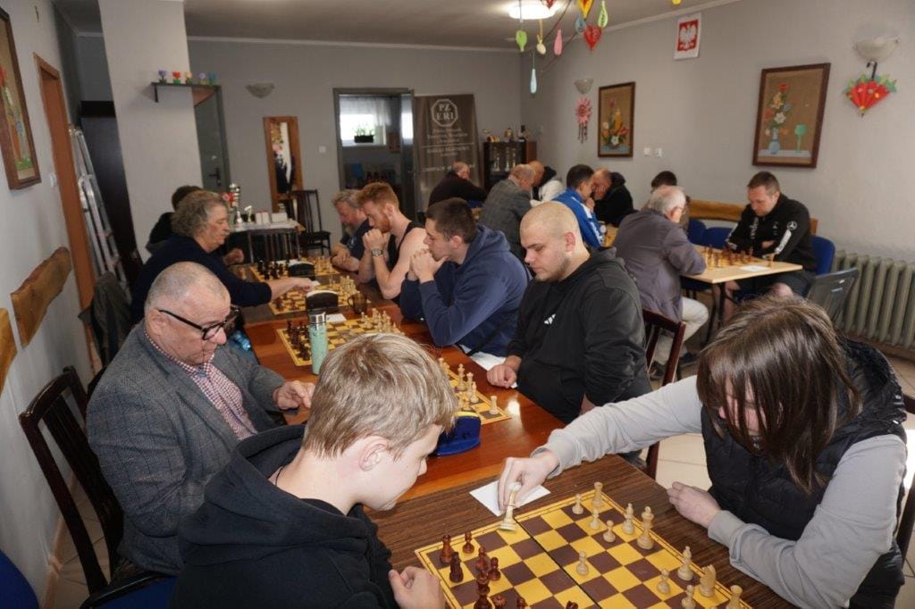 Ludzie grający w szachy w klubie