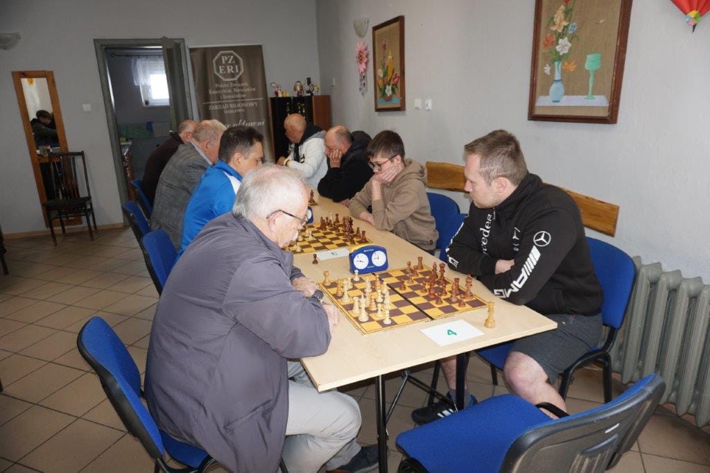 Osoby grające w szachy w klubie
