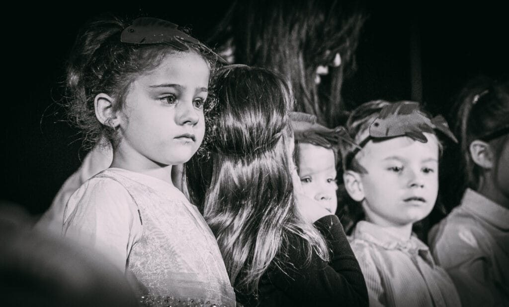 Dzieci w kostiumach podczas szkolnego przedstawienia