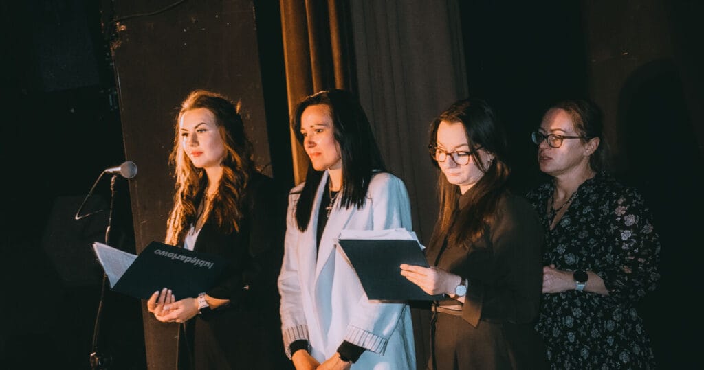 Kobiety czytające skrypty na scenie teatralnej