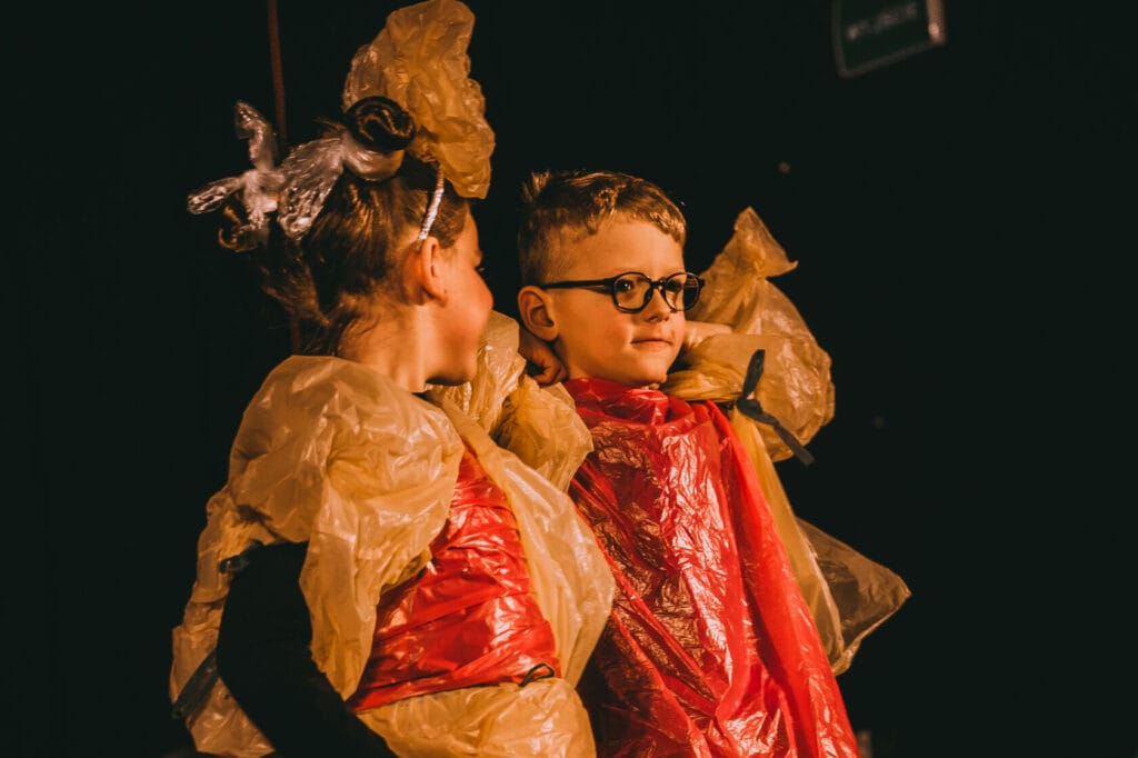 Dzieci w kreatywnych plastikowych strojach scenicznosnych