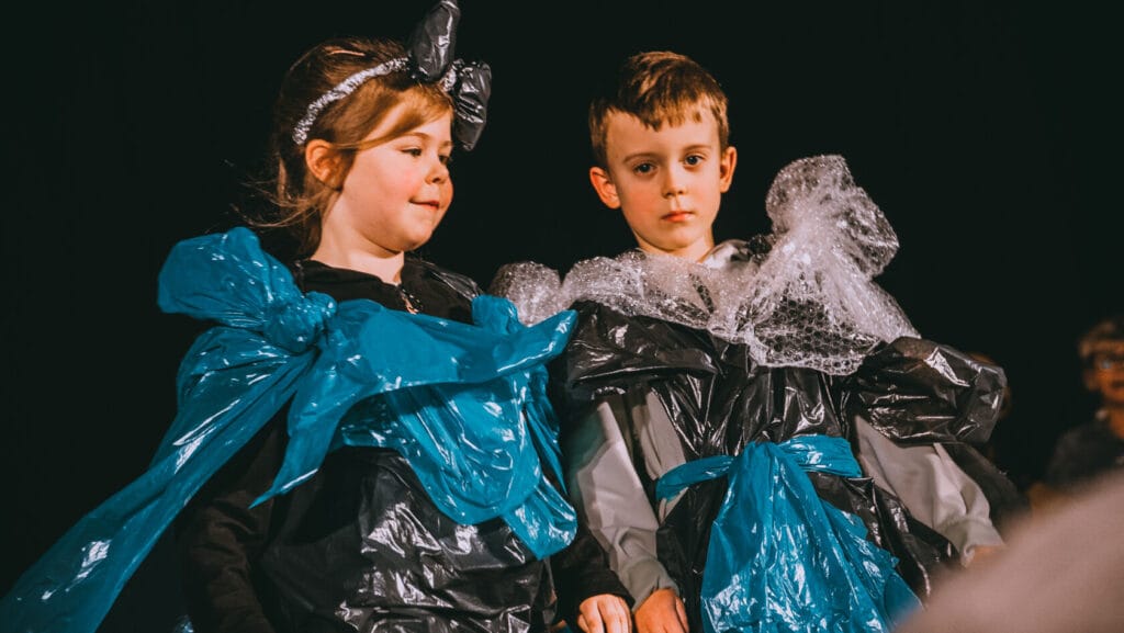 Dzieci w strojach z folii bąbelkowej na scenie