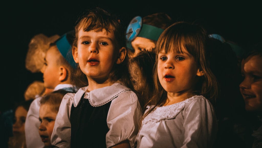 Dzieci występują w szkolnym przedstawieniu teatralnym