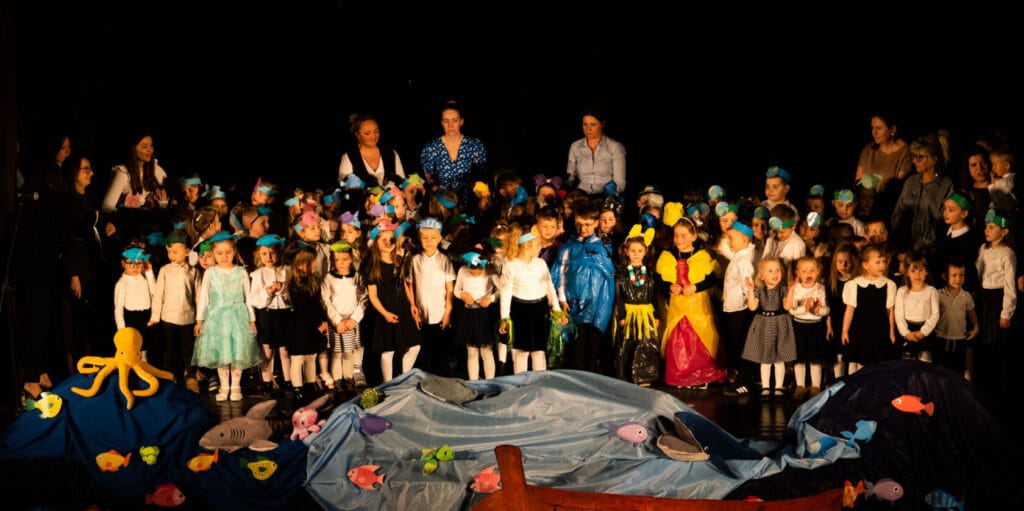 Dzieci występujące na szkolnym przedstawieniu o tematyce morskiej