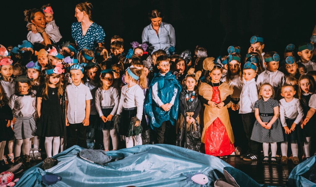 Dzieci w kostiumach na szkolnym przedstawieniu