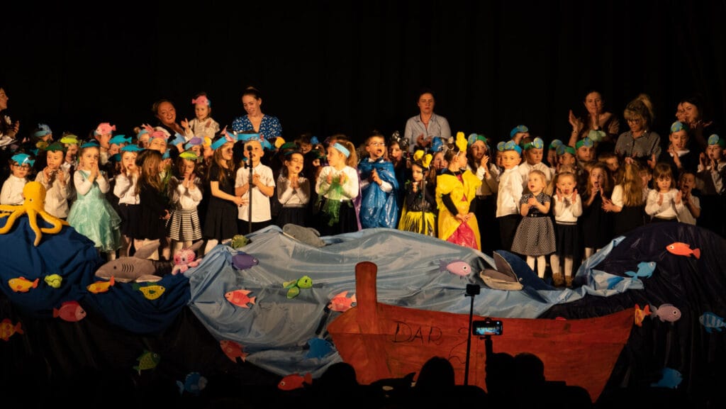 Dzieci przebrane za morskie stworzenia na szkolnym przedstawieniu