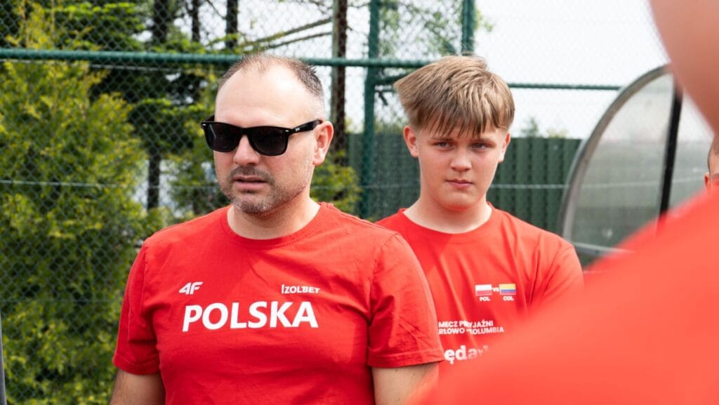 Dwóch mężczyzn w czerwonych koszulkach z napisem Polska