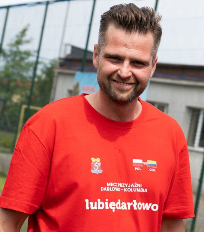 Mężczyzna w czerwonej koszulce promującej mecz Polska-Kolumbia