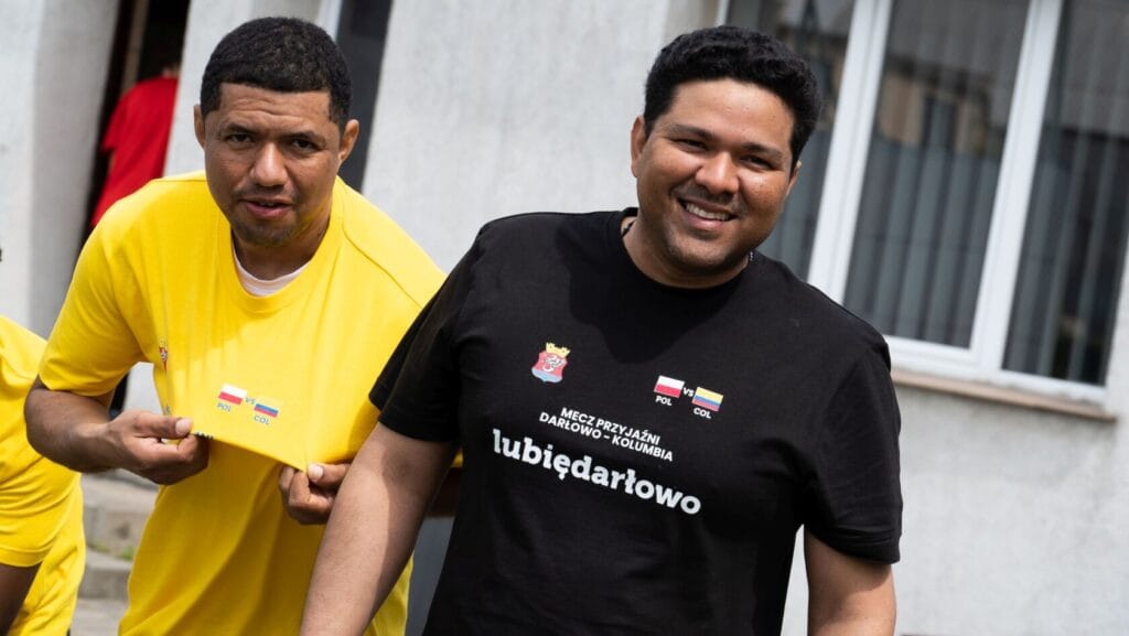 Dwóch uśmiechniętych mężczyzn w koszulkach meczu Polska-Kolumbia