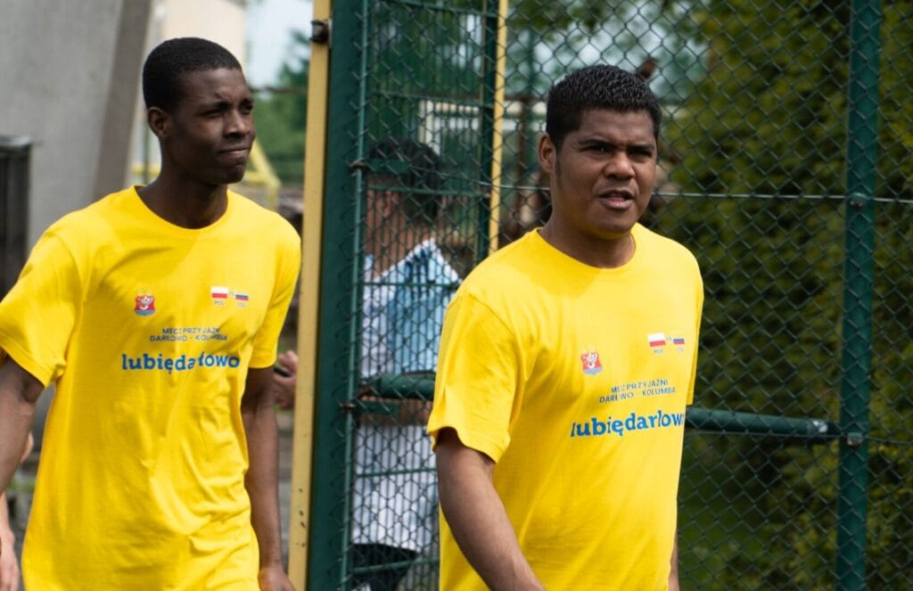 Dwóch mężczyzn w żółtych koszulkach na boisku