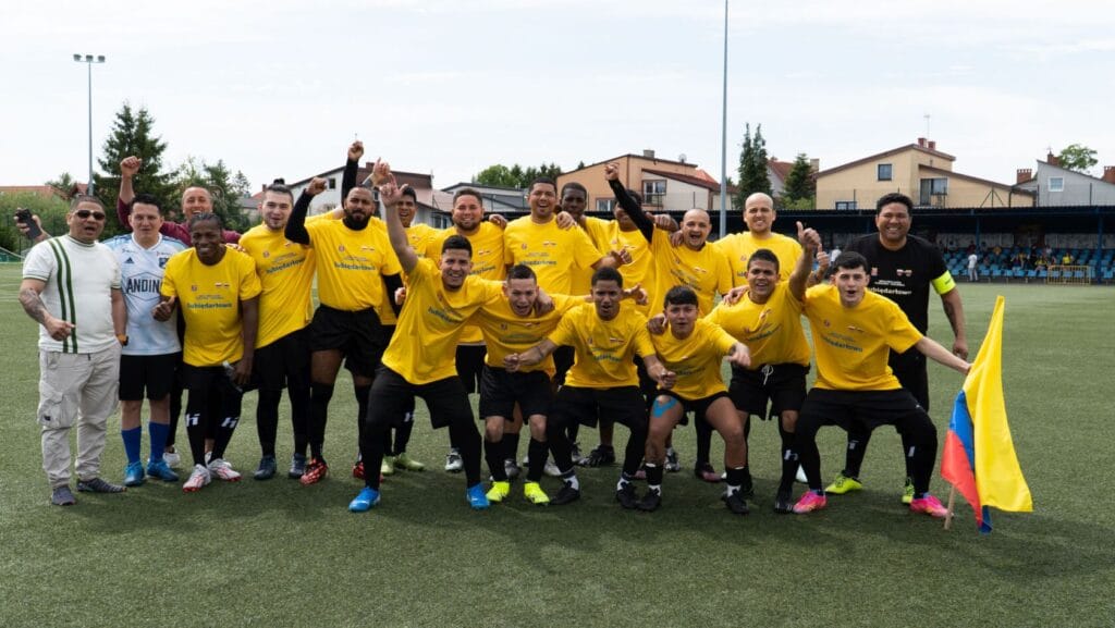 Zespół piłkarski świętuje zwycięstwo na boisku