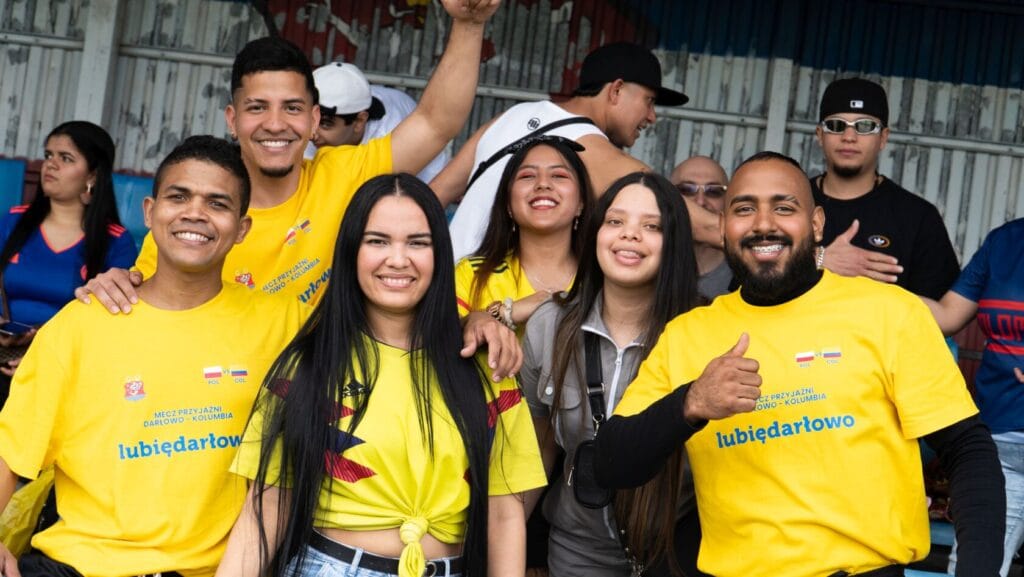 Radosna grupa ludzi na meczu Polska-Kolumbia