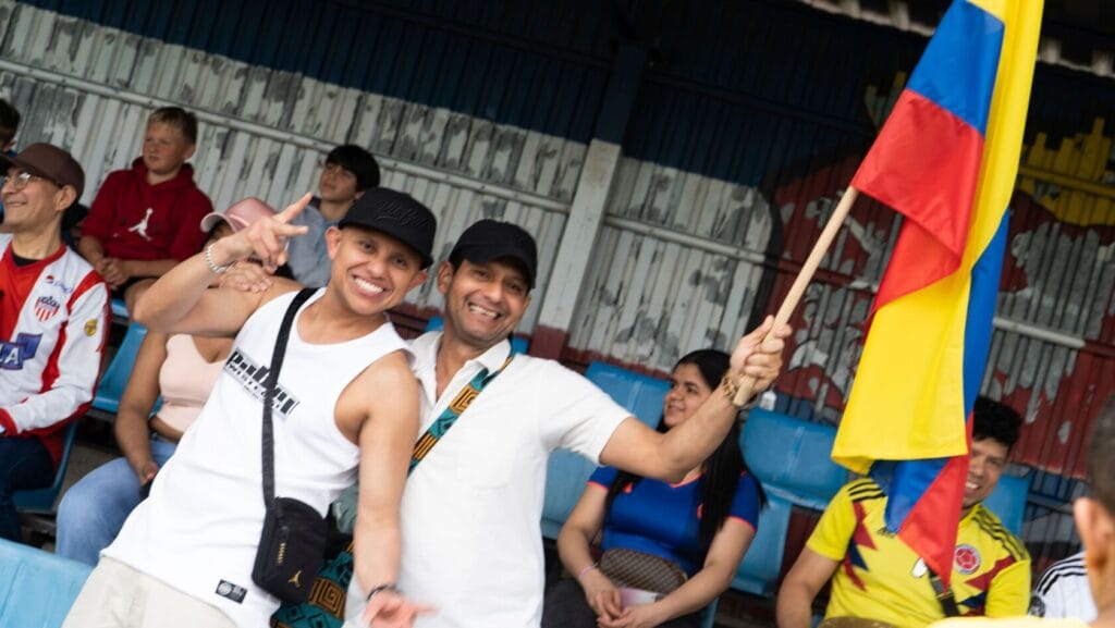 Kibice z flagą Kolumbii świętują na trybunach stadionu