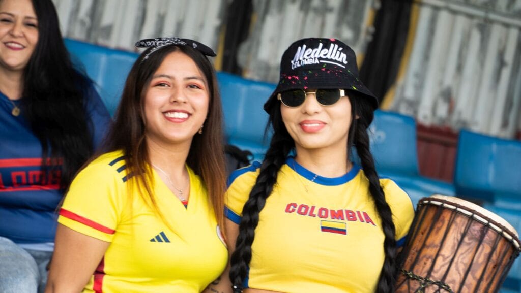 Kibicujące kobiety w koszulkach Kolumbii na stadionie