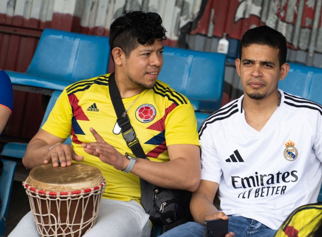 Kibice na stadionie, mężczyzna grający na bębnie