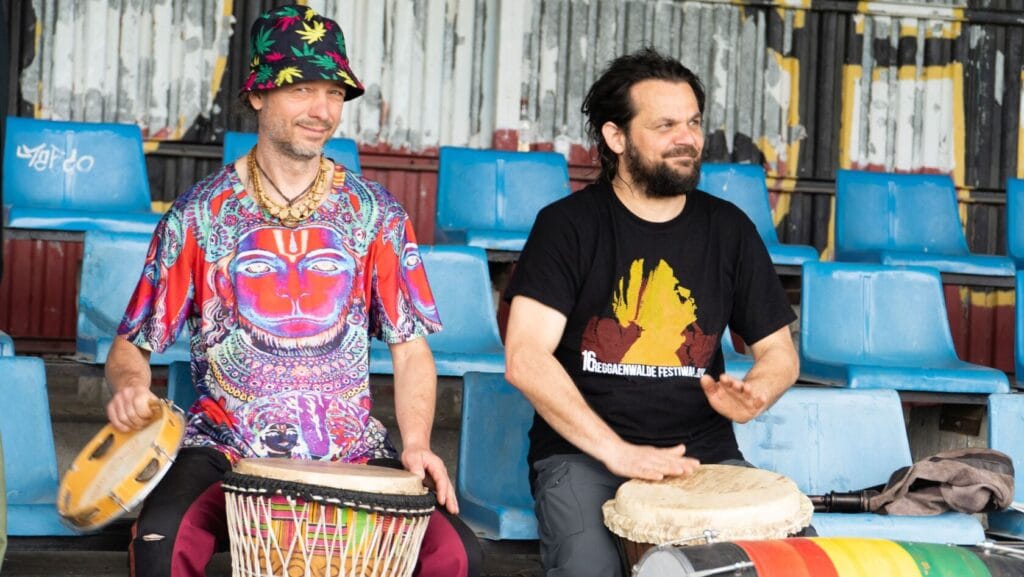 Dwóch mężczyzn grających na bębnach na stadionie