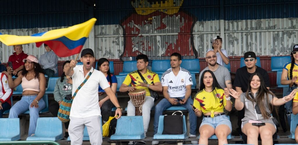 Kibice emocjonują się na trybunach stadionu