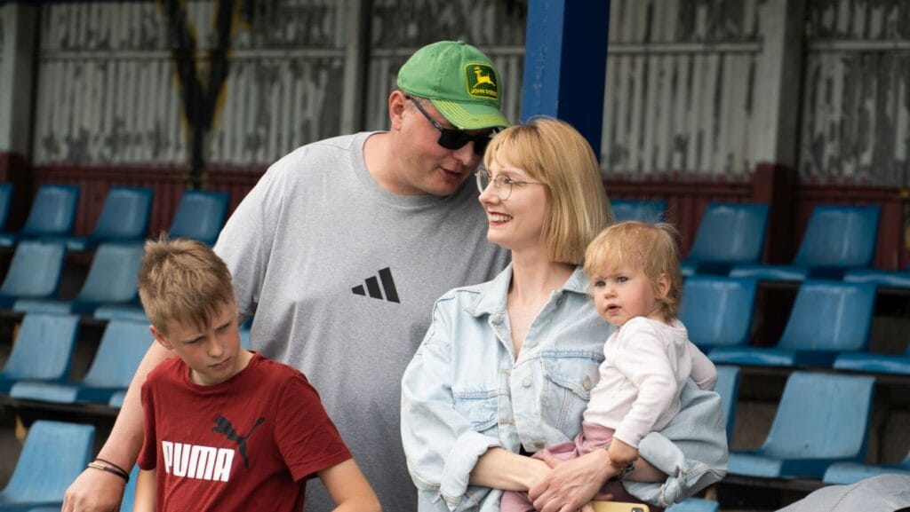 Rodzina z dziećmi na trybunach stadionu