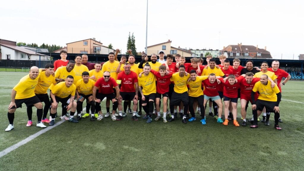 Drużyny piłkarskie w żółtych i czerwonych koszulkach na boisku