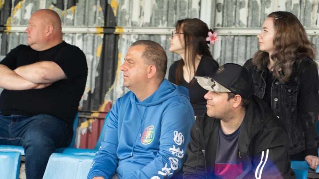 Grupa ludzi oglądająca wydarzenie sportowe na stadionie