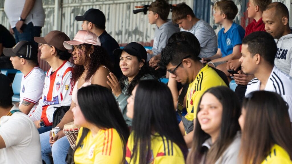 Różnorodni kibice obserwujący wydarzenie sportowe na stadionie