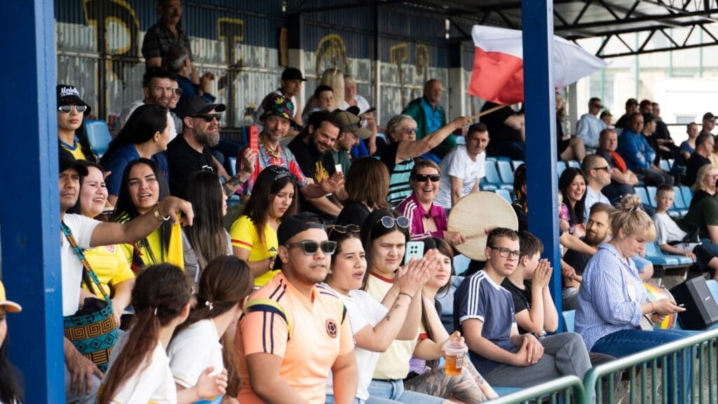 Kibice na trybunach oglądający mecz piłkarski