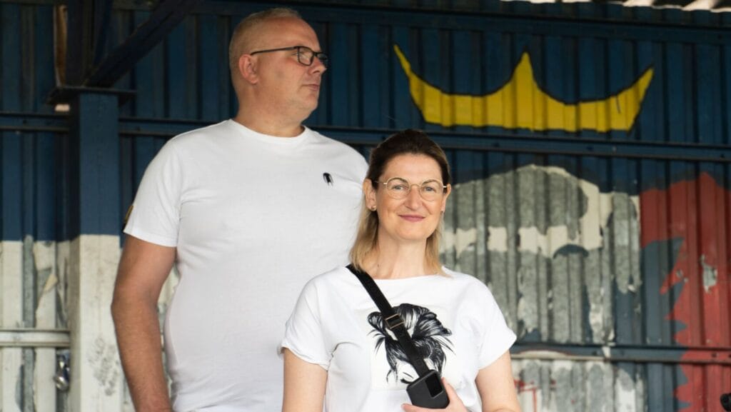 Para stojąca przed kolorowym kontenerem