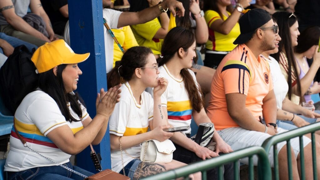 Kibice na trybunach oglądający mecz.