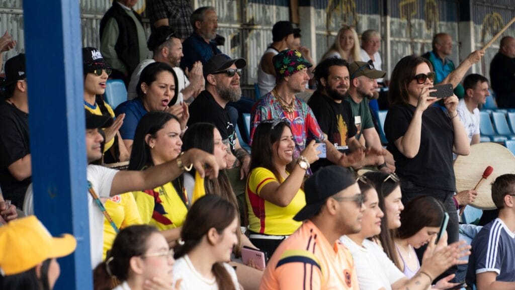 Kibice dopingują na trybunach stadionu