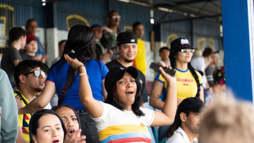 Zafrapowani kibice na stadionie, emocje podczas meczu