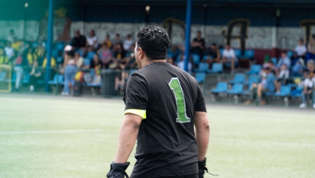 Sędzia piłkarski nadzoruje mecz na stadionie