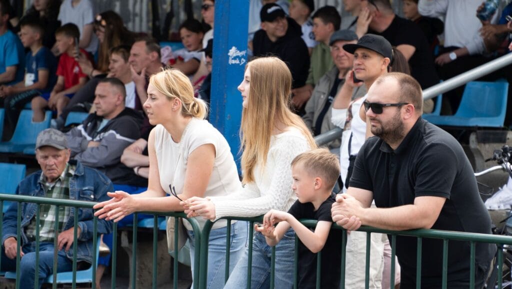 Ludzie oglądają wydarzenie na zewnątrz na trybunach