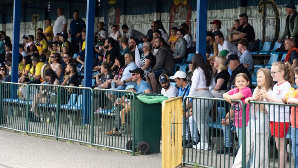 Widownia na meczu piłkarskim, ludzie z różnych grup wiekowych