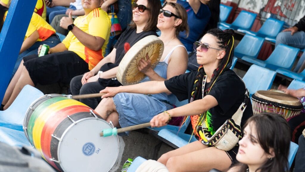 Fani grający na bębnach podczas meczu sportowego