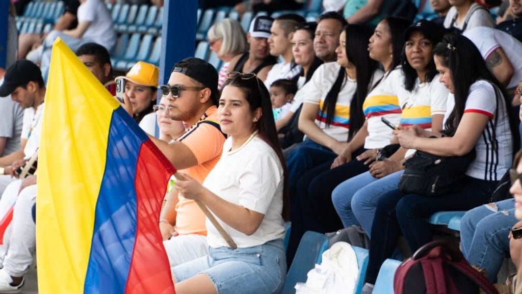 Kibice z flagą Kolumbii na trybunach stadionu