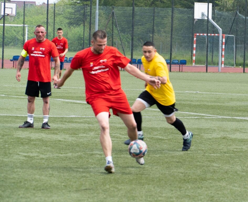 Mężczyźni grają w piłkę nożną na boisku