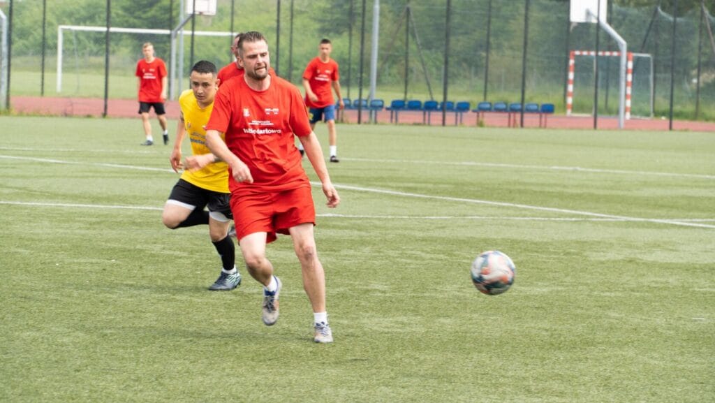 Mężczyźni grają w piłkę nożną na boisku