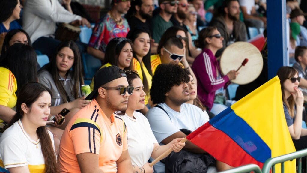 Kibice z flagą Kolumbii oglądający mecz na stadionie