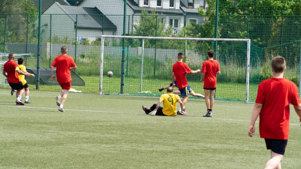Amatorski mecz piłki nożnej na sztucznej trawie