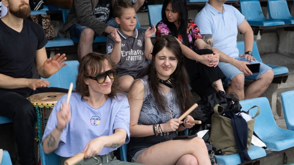 Osoby bawiące się na trybunach stadionu