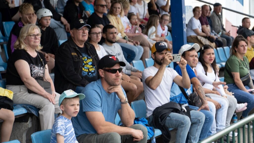 Różnorodna publiczność oglądająca wydarzenie sportowe na stadionie