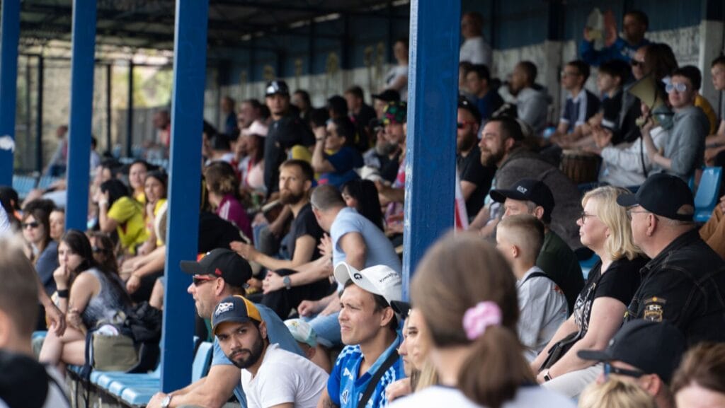 Tłum ludzi oglądających wydarzenie sportowe na stadionie