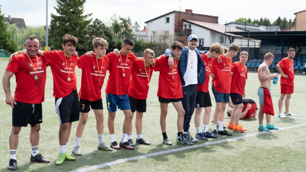 Drużyna piłkarska świętuje zwycięstwo na boisku