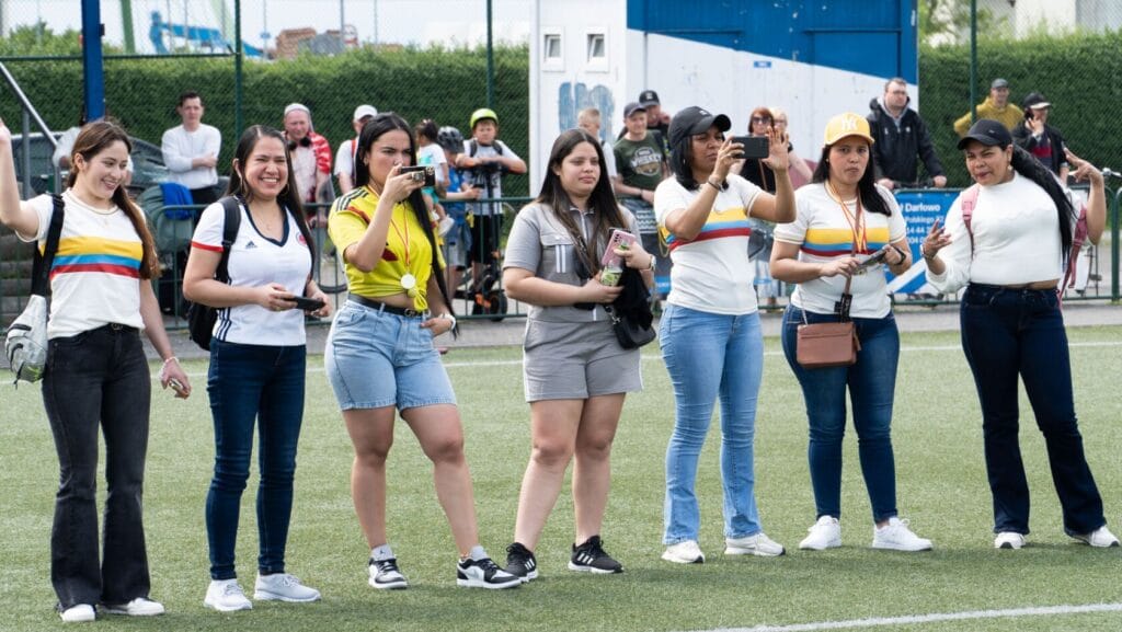 Grupa kobiet robi zdjęcia na zewnątrz na boisku