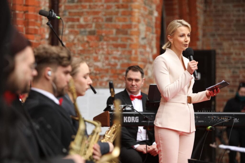 Kobieta prezentująca wydarzenie muzyczne na żywo