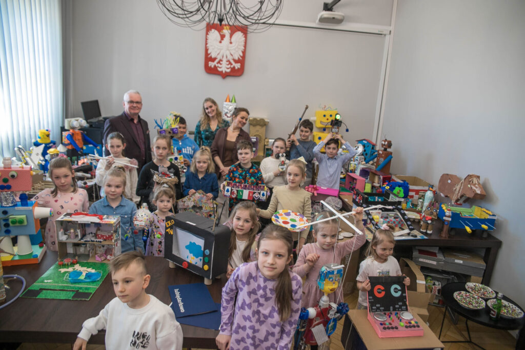 Dzieci z robotami na warsztatach kreatywnych w szkole