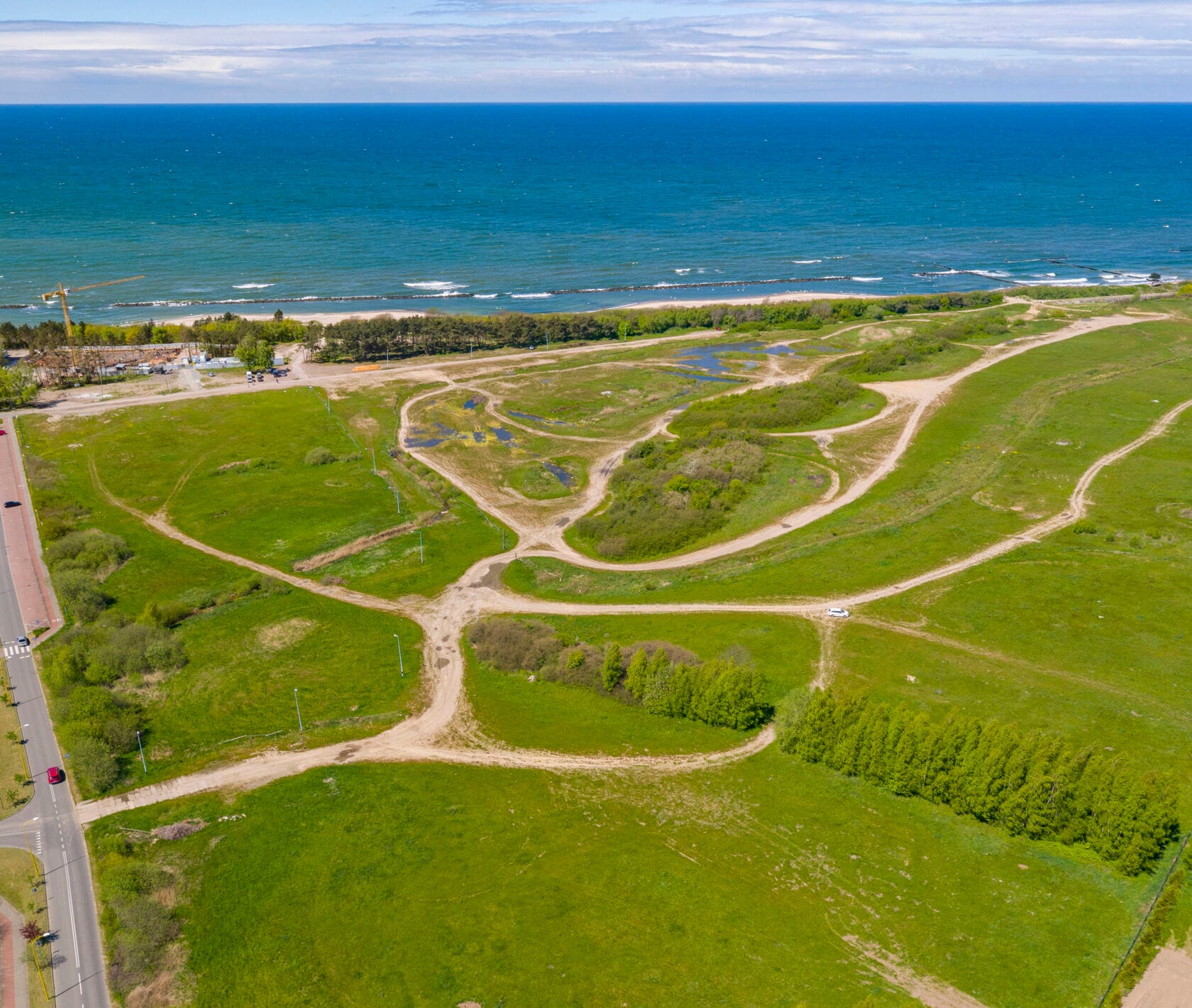 Zielone tereny przybrzeżne nad Bałtykiem z lotu ptaka