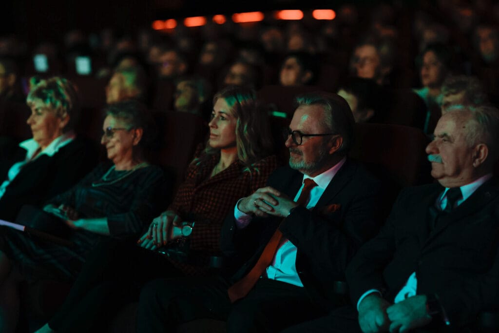 Widownia ogląda film w kinie
