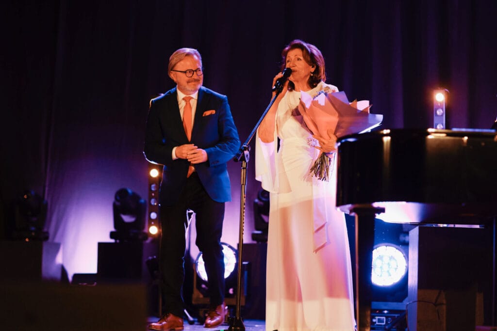 Mężczyzna i kobieta występujący na scenie z mikrofonem